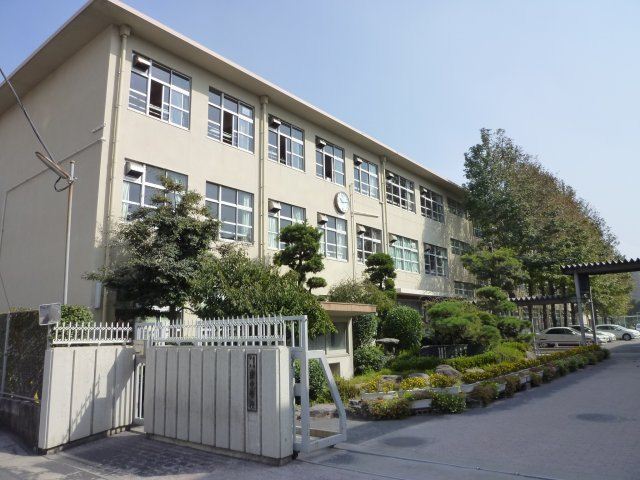 Junior high school. 600m to the south junior high school (junior high school)