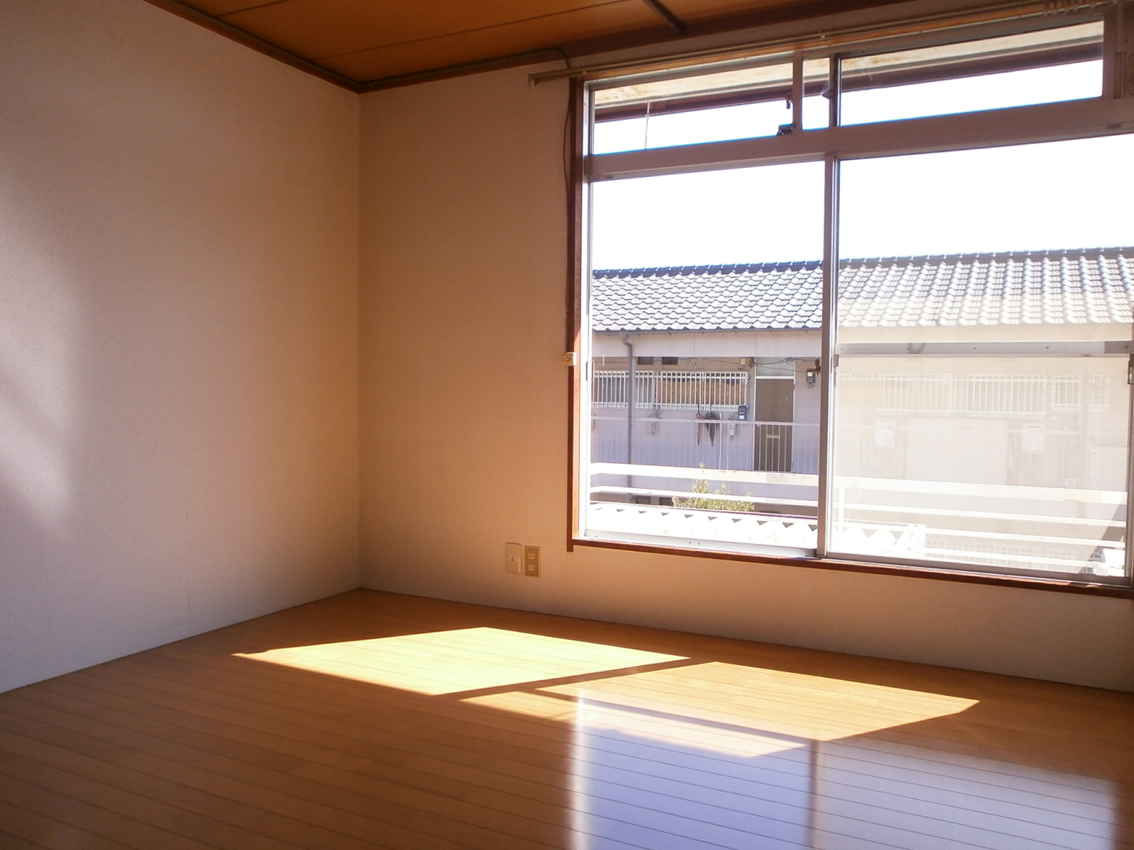 Living and room. It is well bright rooms per yang