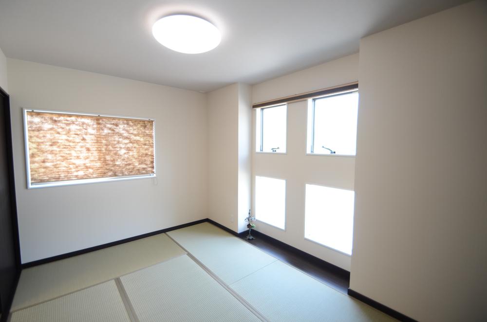 Non-living room. Immediately entered the front door, There are six quires of Japanese-style room! Preeminent lighting of the four windows smoothly we can guide the customer at the time of a sudden visitor!