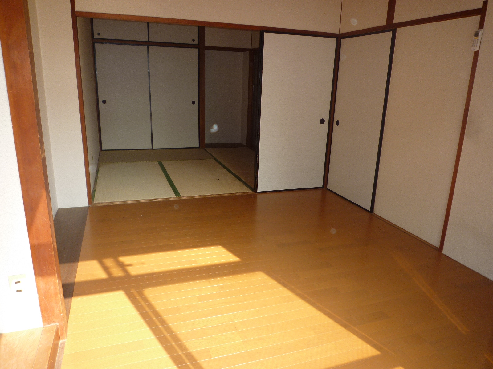 Living and room. Japanese-style room ・ It's Western-style atmosphere is different (^^)