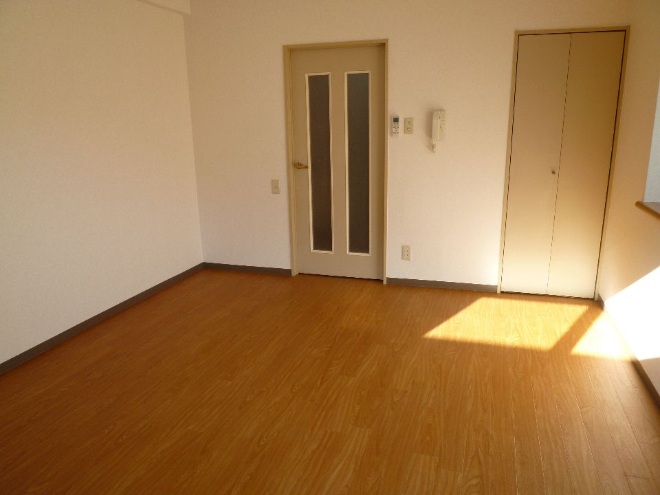 Living and room. 8 is a tatami room