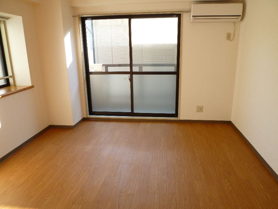 Living and room. It is a corner room