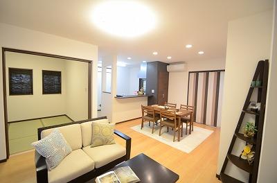 Living room was white and brown tones and is, You can feel the calm atmosphere! 17 Pledge spacious space of! Japanese-style room can also be used independently.. Living room was white and brown tones and is,