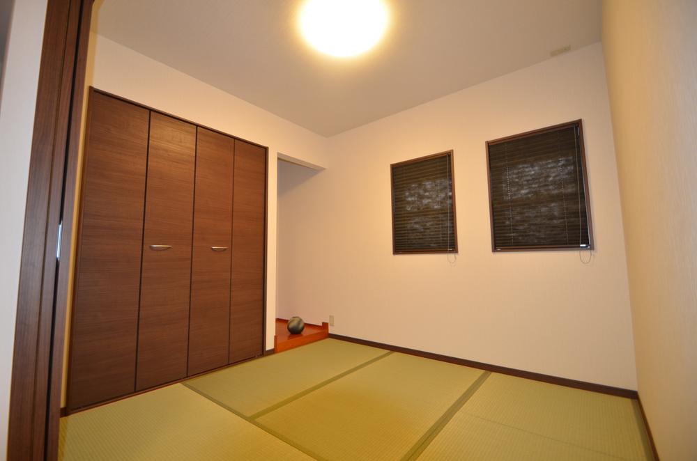 Non-living room. Living room is next to the Japanese-style room! It is a convenient space, such as when you want to slow. Because there is a alcove, And decorate the season of flowers, You can enjoy abandon the Japanese taste!