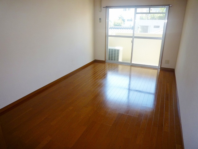 Living and room. It is a good bright room of per yang!