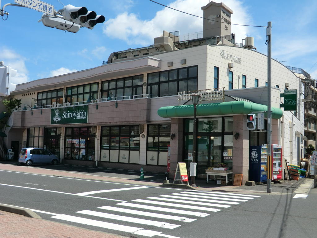 Supermarket. Shiroyama store 167m to Yahata street store (Super)