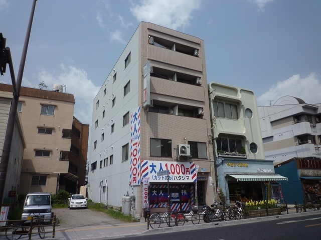 Building appearance. Supermarket ・ Very convenient at the nearby convenience store!