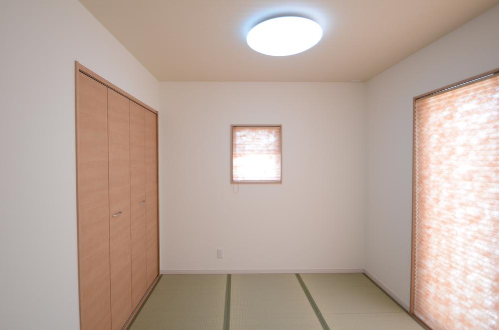 Non-living room. Japanese-style room adjacent to the living room to comfortably settle down space at 5 quires more