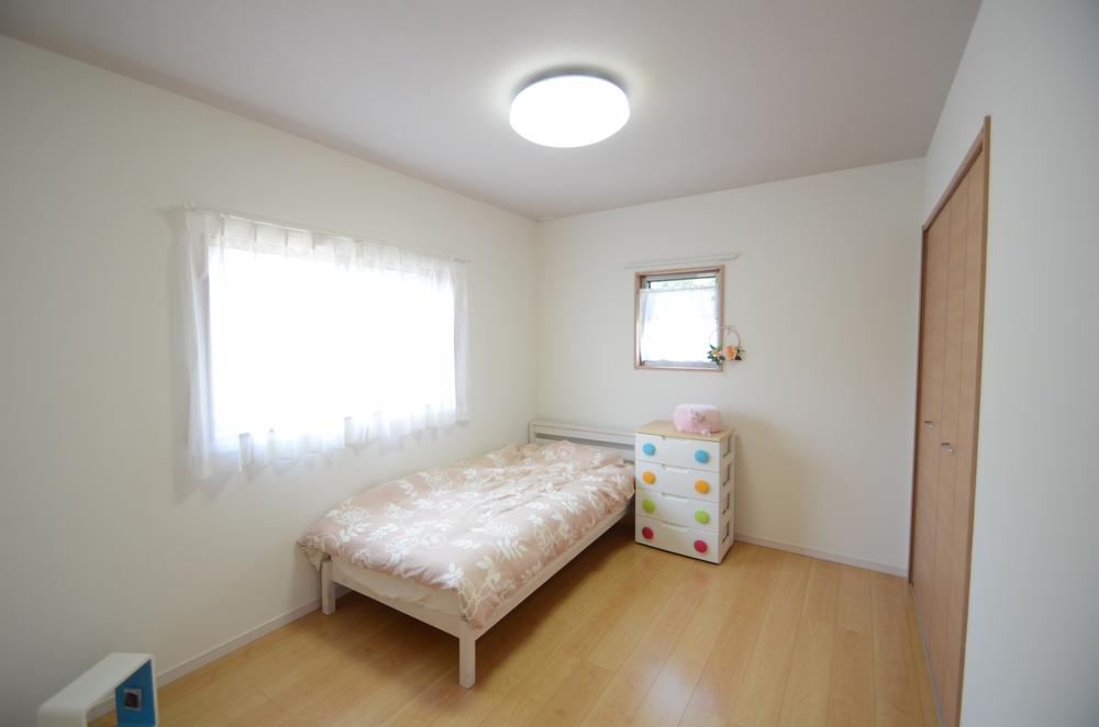 Non-living room. The second floor is the children room! There is a closet in each child room, Room space spacious