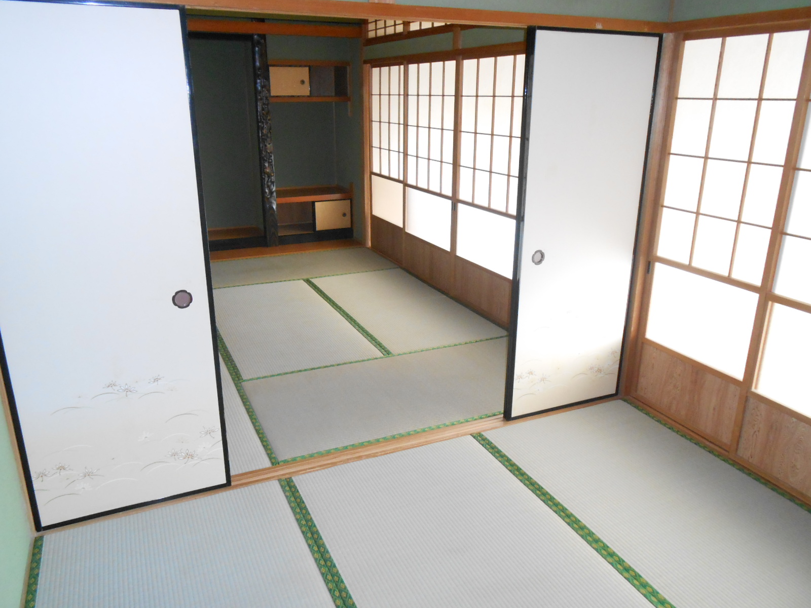Living and room. Spacious Continuing Japanese-style room