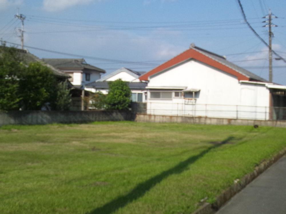Local land photo. It is taken from the southwest side (November 2013) against road also spacious, It is conveniently located!