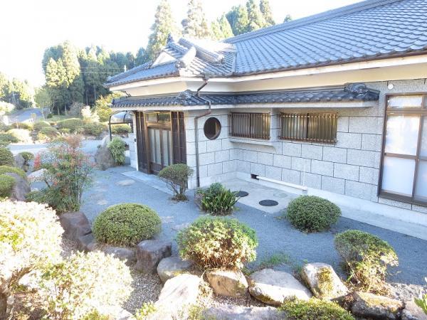 Local appearance photo. Garden tree is stunning Japanese style house, I feel a commitment to building one by one. 