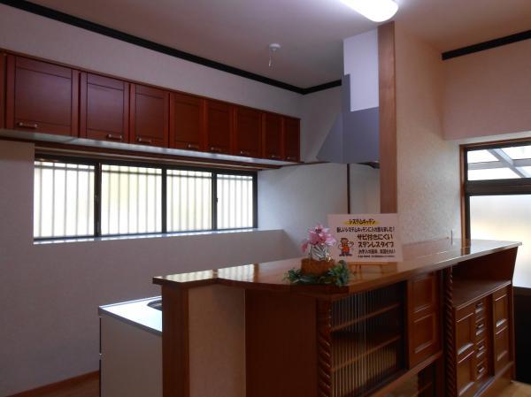 Kitchen. There is a stylish shelf in the living room ☆ It is tableware good to the storage