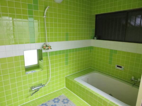 Bathroom. Bath tub was replaced with a new one ☆ It will be healed in bright green