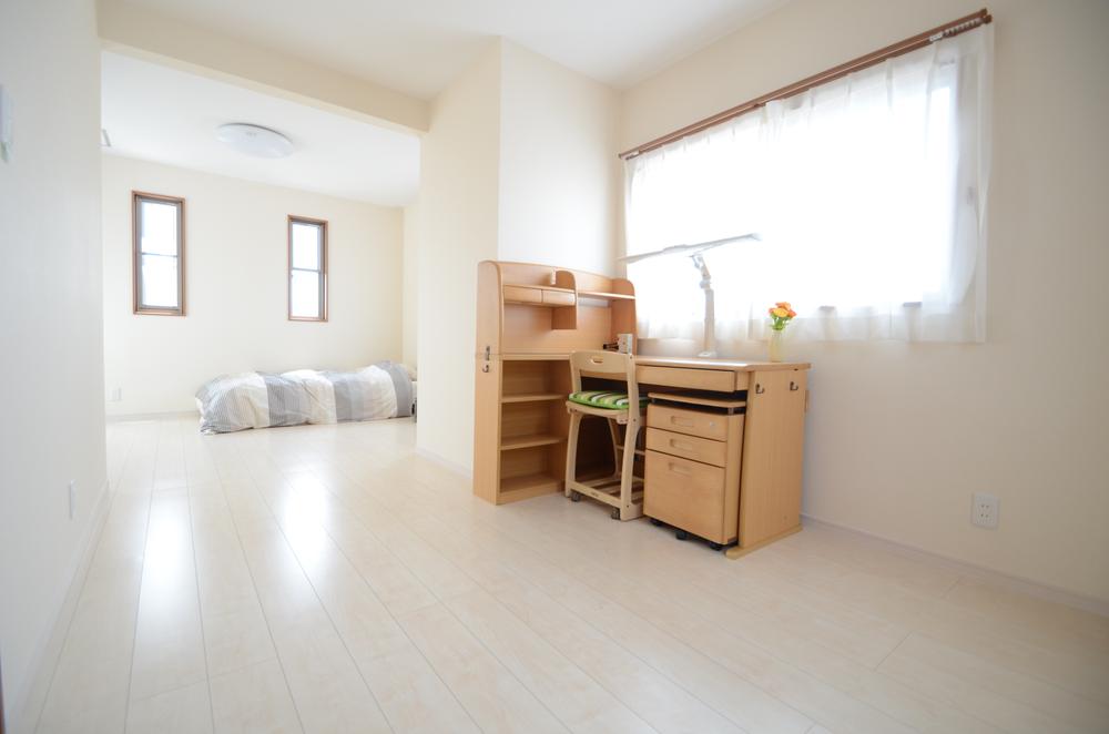 Non-living room. According to the partition can be upstairs room future child growth of you can separate the room into two!