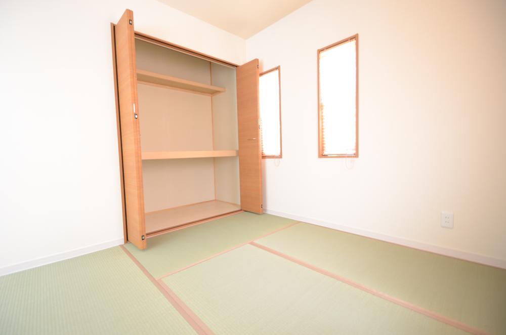 Other introspection. There is a large storage space in the Japanese style of relaxed calm down space!