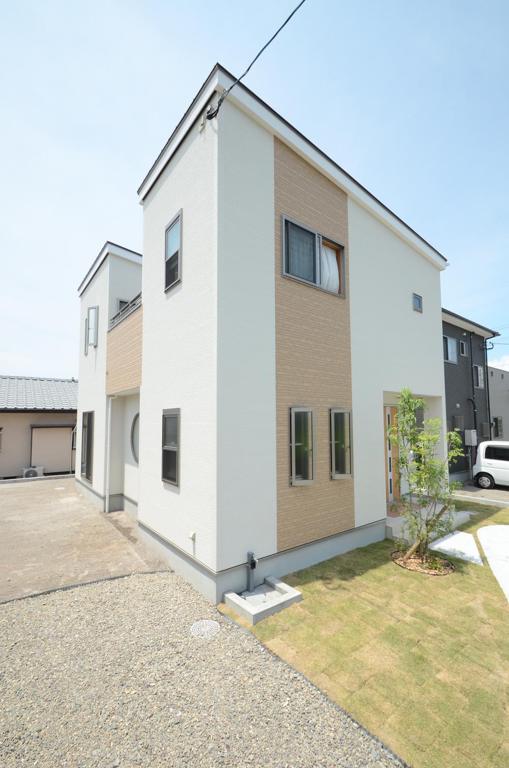 Local appearance photo. The appearance of the atmosphere of calm in the white and brown is the model house features! Also it preeminent yang per so close to the sea!