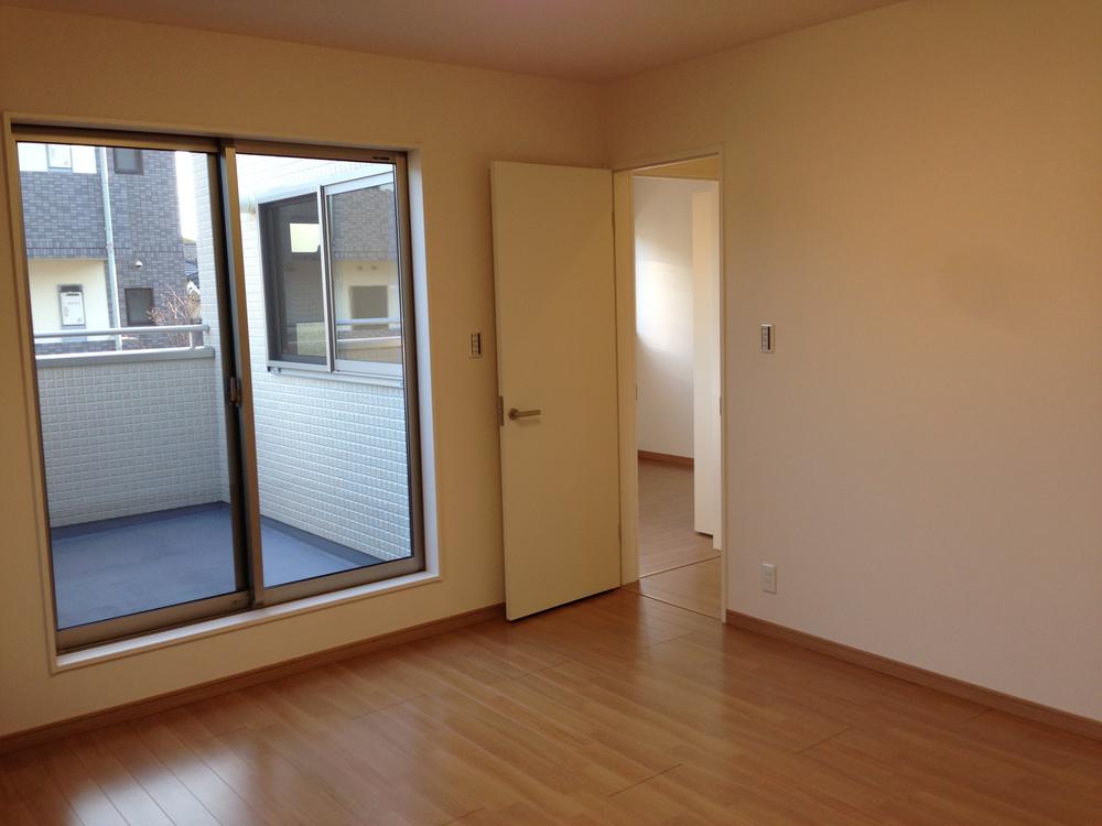 Other introspection. Bedroom has led to the balcony.