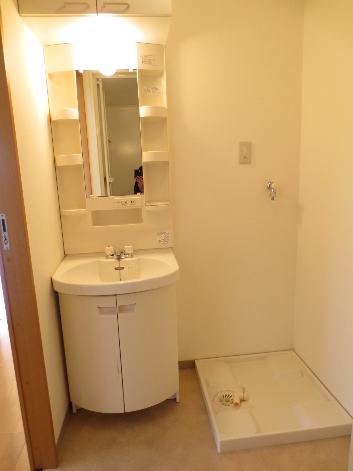 Washroom. Of course, dressing room ・ Washing machine in the room ・ Independent washbasin!