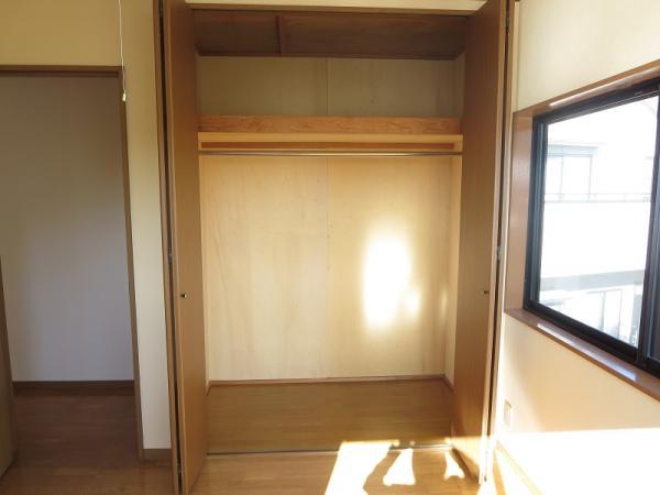 Non-living room. Second floor Western-style closet ☆ Clothes also is likely to enter a lot