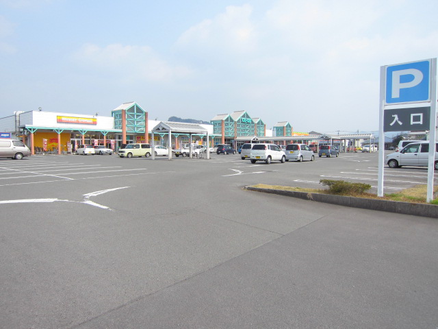 Supermarket. 550m to Cope Kagoshima (super)