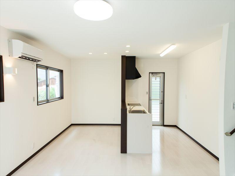 Living. LDK the interior was unified with white Produce a spacious space and cleanliness.