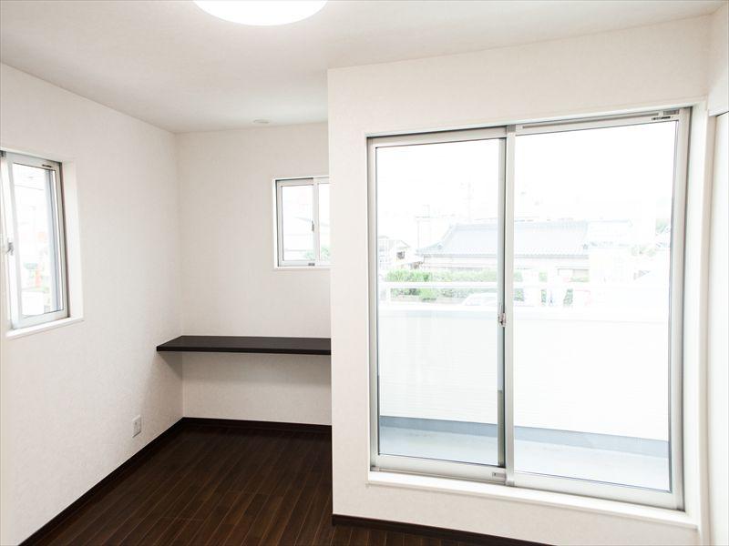 Other introspection. The impact to the bedroom floor in dark brown. You can use the bill as a hobby of the desk of the husband of the den or wife counter.