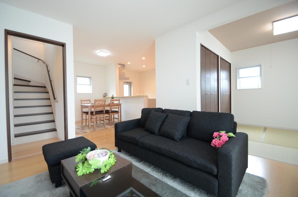 Sunny LDK and spacious 1 Japanese-style of the features Kaikyoshitsu! Hakadori also family of communication in the living room stairs!