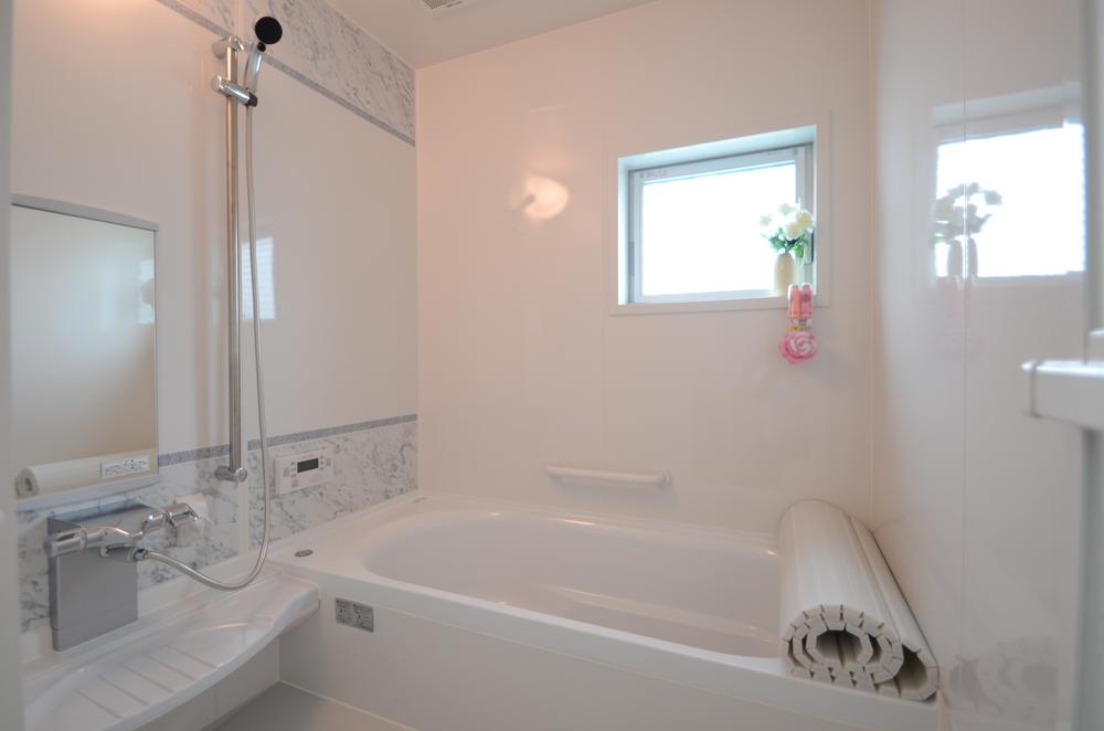 Bathroom. Guests can enjoy a petit interior a little space in the bathroom window of the white design with the cleanliness!