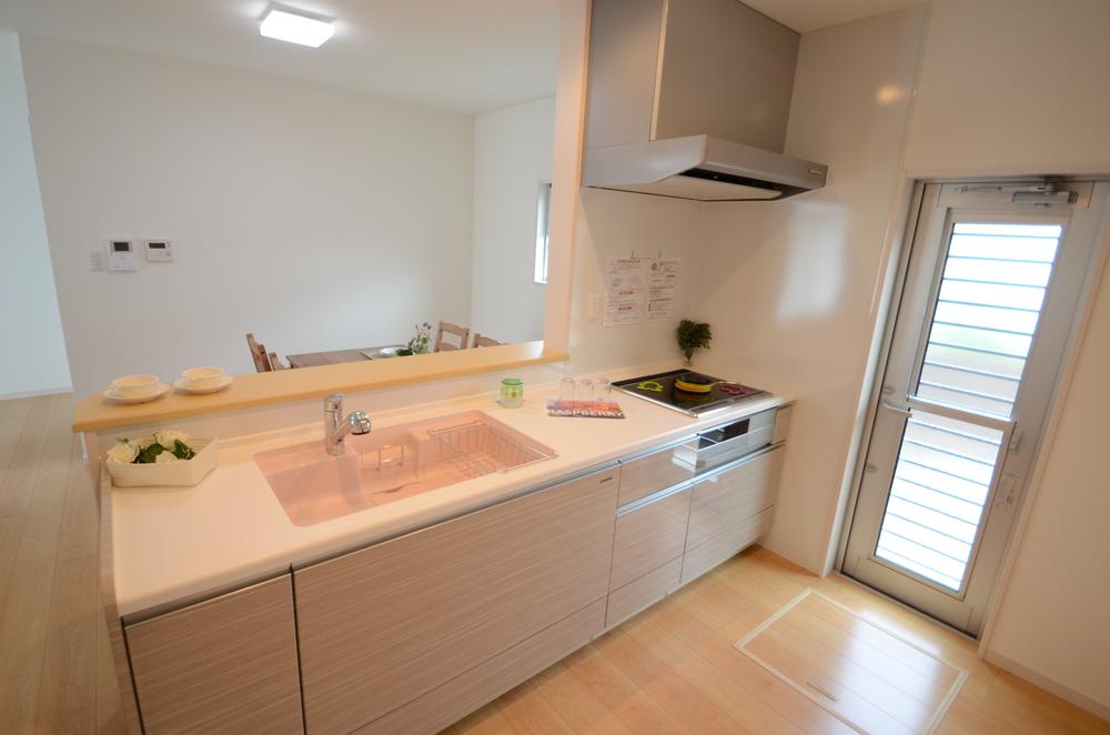 Kitchen. It is an open kitchen overlooking the LDK! Back door is also located convenient. Kind to households because it is all-electric!