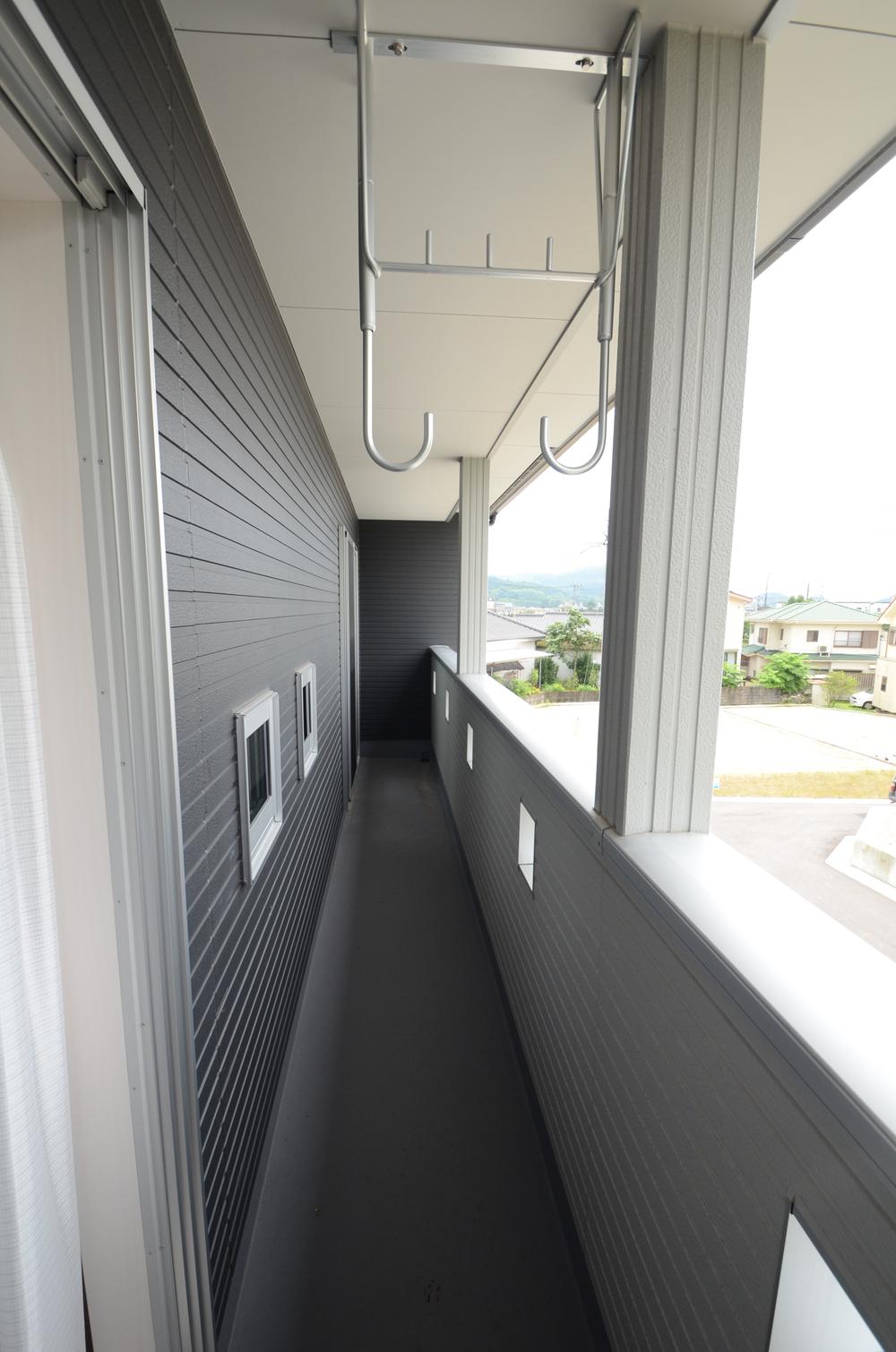 Other introspection. Also Jose plenty of laundry to the long balcony.