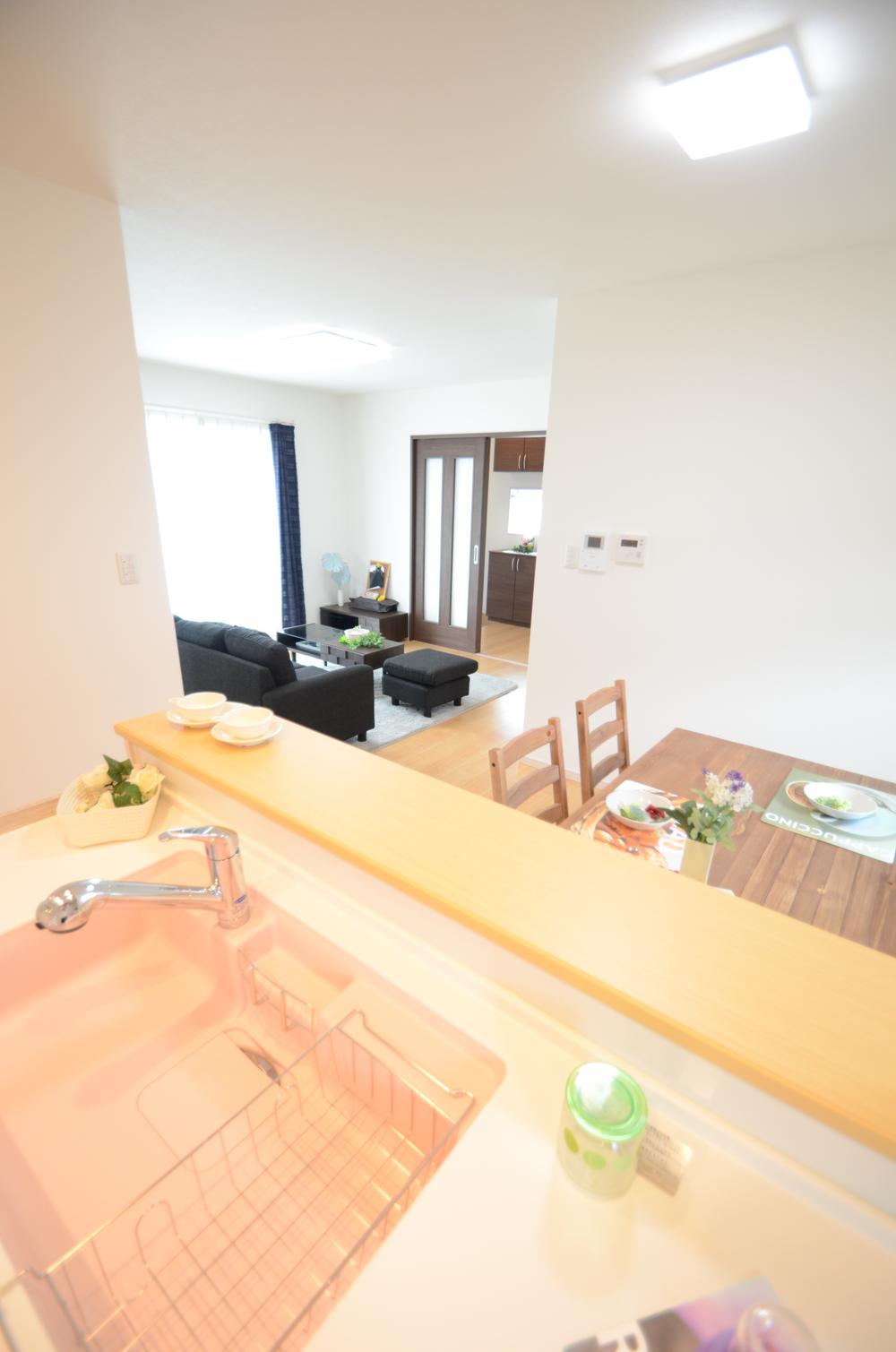 Kitchen. The children homework in front of the dining of the eye, Dad TV in the living room ・  ・  ・ It overlooks the landscape that even during cooking