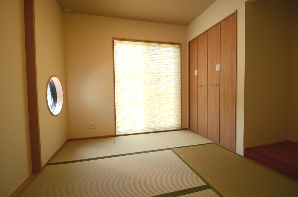 Non-living room. Sunny Japanese-style room! It is good to enjoy the interior of the sum in the alcove! A round window accent