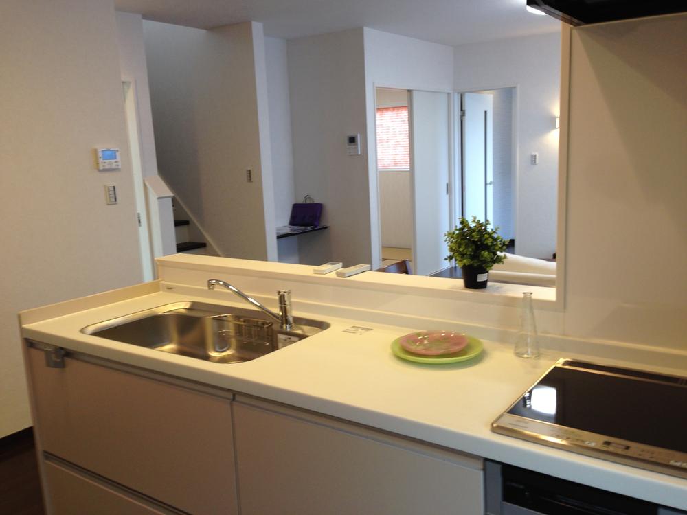 Kitchen. Face-to-face kitchen standard. It overlooks the LDK.