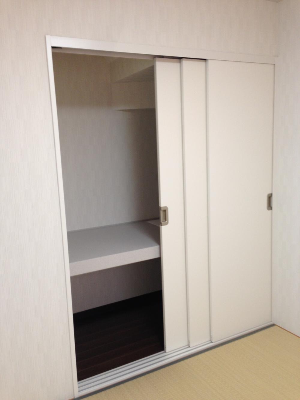 Receipt. Closet of the Japanese-style room has three sliding door.
