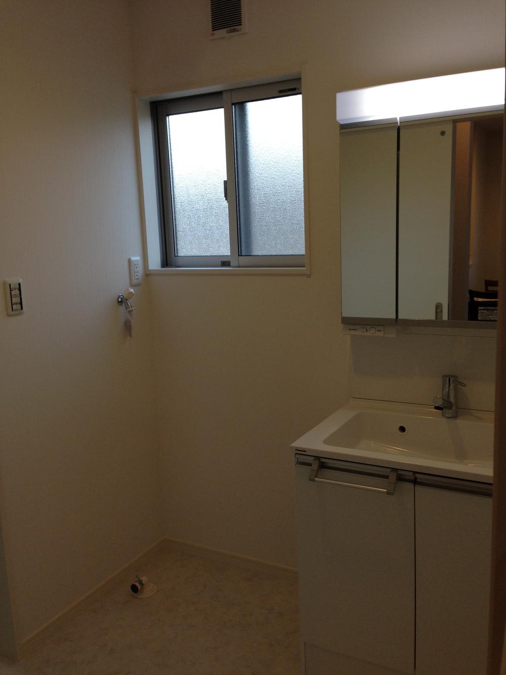 Wash basin, toilet. Not cloudy even in winter steaming in the shut mirror clouding the middle wash basin has become a three-sided mirror