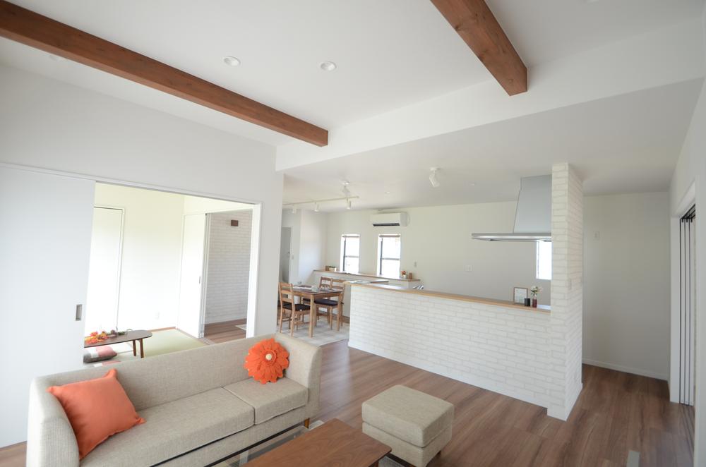 Living. 20 Pledge more spacious LDK is a natural country atmosphere that finished in a space where the whole family can live freely.