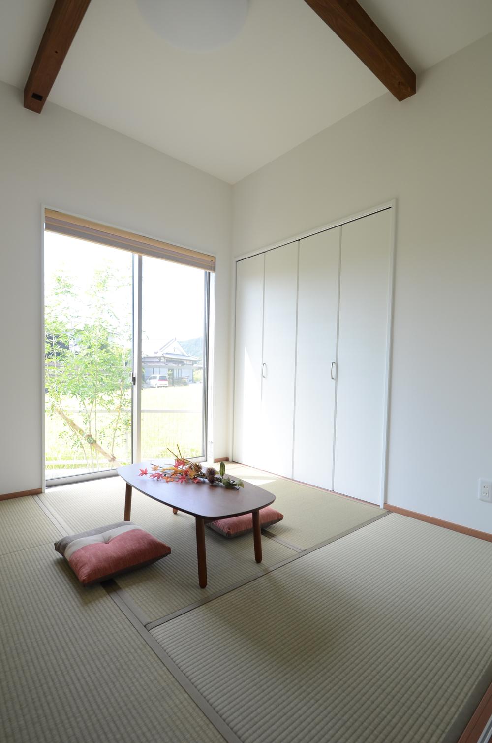 Non-living room. South-facing Japanese-style room is excellent in daylight of! It is recommended to spend a relaxing holiday while sometimes bathed in a warm day in a separate space and close the sliding door.
