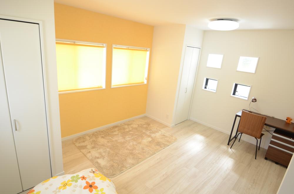 Non-living room. Peppy in the partition can be child's room is yellow accent cross to match the growth of the child, Since it provided a lot of windows to warm the room, Lighting of ・ Excellent ventilation.