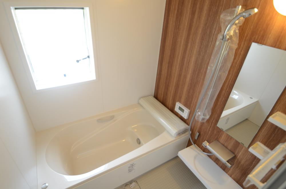 Bathroom. LIXIL made of bathroom. Easy to drop the side of the body can also enjoy bath dirt, Hard to feel the cold even in winter, It stuck to the cleaning and comfort [Clean thermo floor] using.