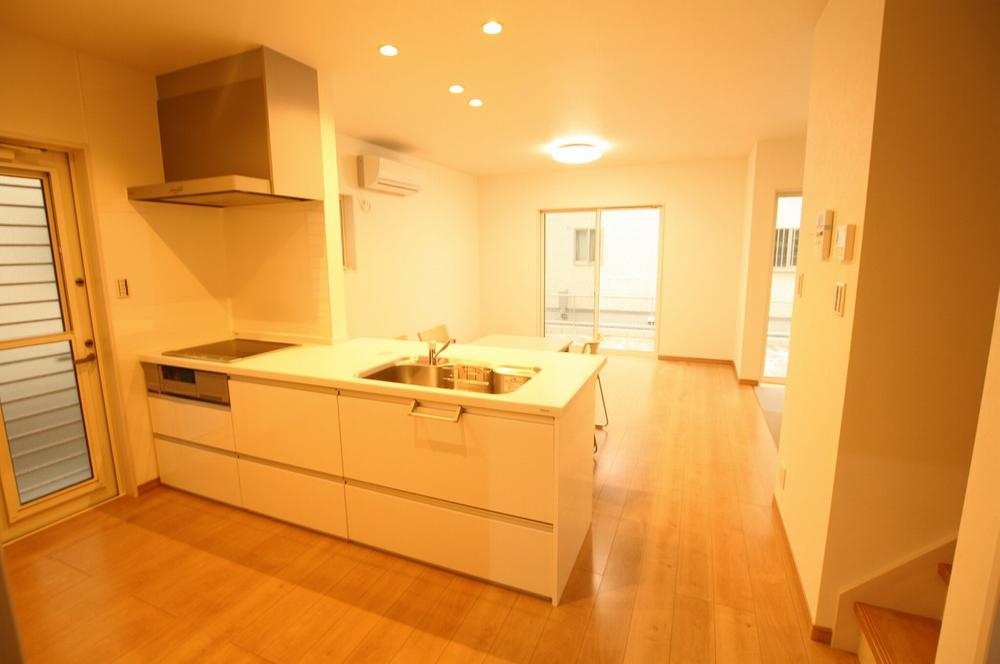 Kitchen. Kitchen of face-to-face is the standard. Wall kitchen board around in the IH cooking heater, It overlooks the whole LDK from you wiped off the simple kitchen oil stains.