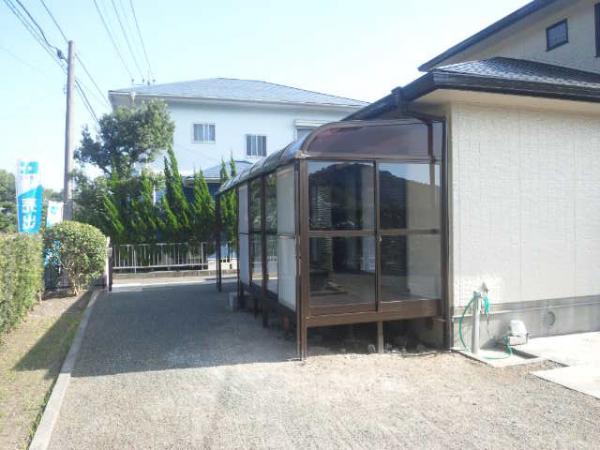 Garden. Sundeck Hoseru also laundry