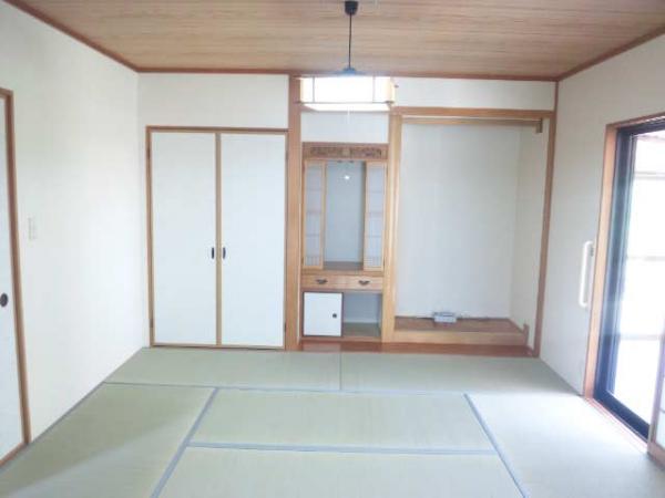 Non-living room. Japanese-style room with sundeck