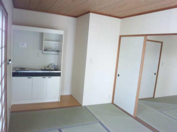 Non-living room. Japanese-style room with a kitchenette
