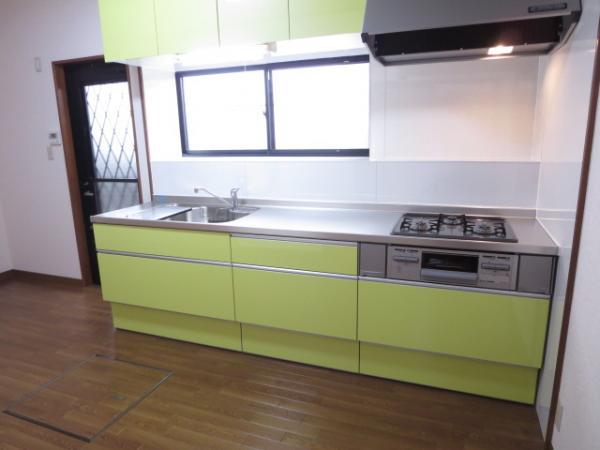 Kitchen. It has been replaced with a new system kitchen made of EIDAI ☆ The color is bright green ☆ It is will be fun is cooking