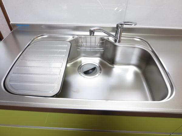 Kitchen. Easy-to-use single-lever type sink faucet ☆ Your easy-care stainless