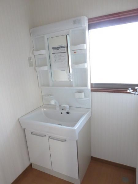 Bathroom. Sink and washing machine inside the yard with a new article of the shower ☆ It is also a pleasant morning of dressing