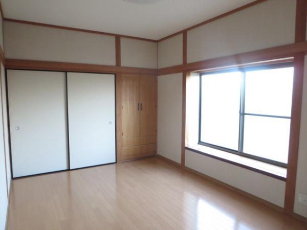 Entrance. If there is a bay window day is good ☆ Was floor plan change to Western-style from the Japanese-style room ☆ Floor is Yes Put the new floor material