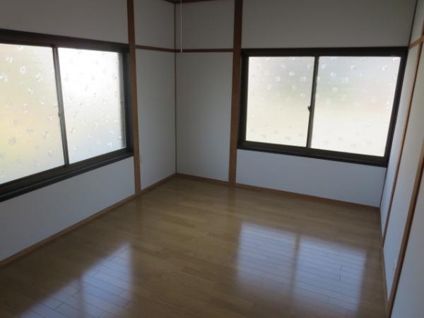 Non-living room. Western-style floor is Yes to heavy tension ☆ Cross is also clean and re-covered already ☆ To private space