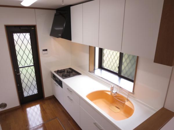Kitchen. The kitchen is easy to wash the product in the shower faucet with a water purification function. Artificial marble top and sink are dirty ・ Scratch ・ heat ・ Strong in shock. Pull-out storage is out of pocket is the new exchange already adopted the comfortable TOCLAS Co. Kitchen